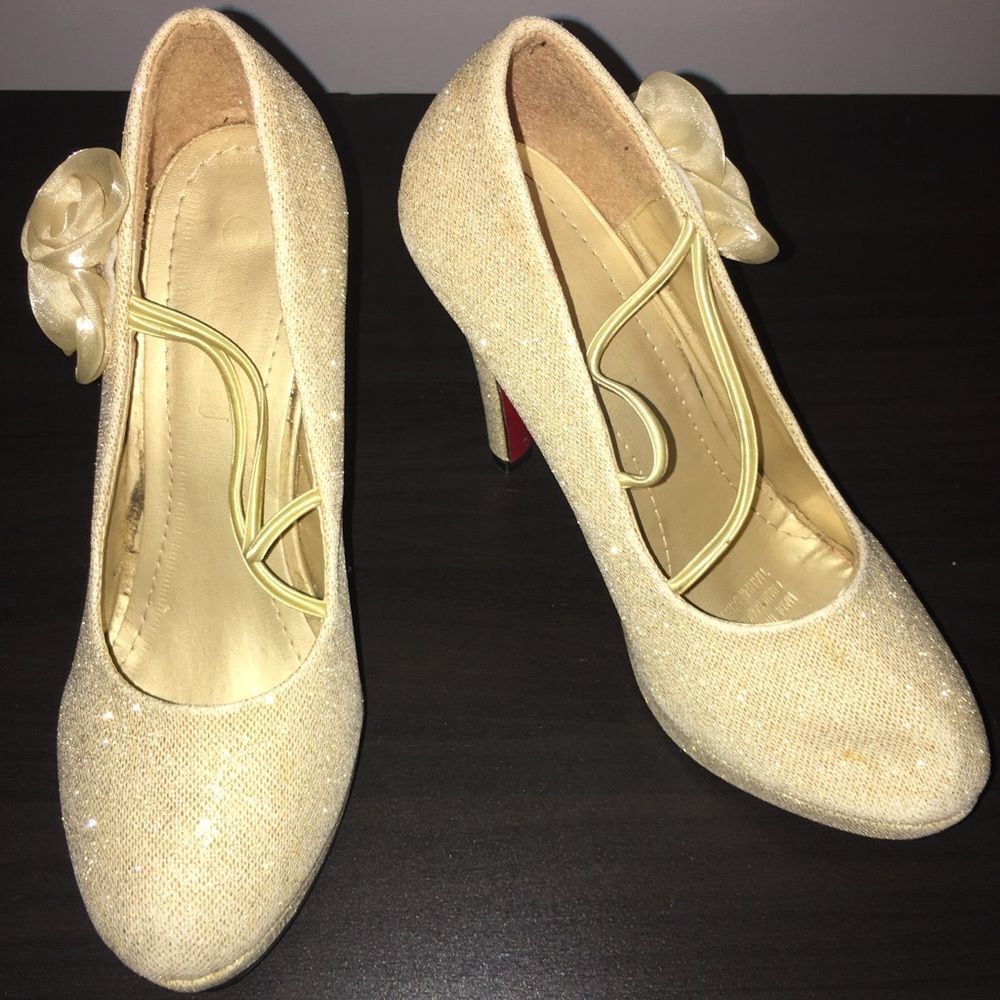 Beautiful sparkly gold heels with flower detail - Picture 5 of 8